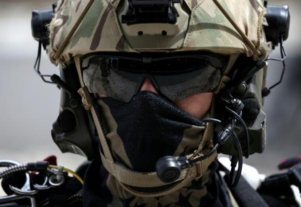 Un militaire française prend part à une démonstration pendant le salon de défense Eurosatory, le 16 juin 2024
