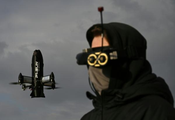 Un opérateur de la société ukrainienne Skyfall teste une drone intercepteur P1-Sun en Ukraine, le 19 mars 2026