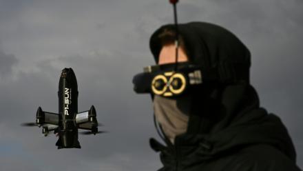 Un opérateur de la société ukrainienne Skyfall teste une drone intercepteur P1-Sun en Ukraine, le 19 mars 2026