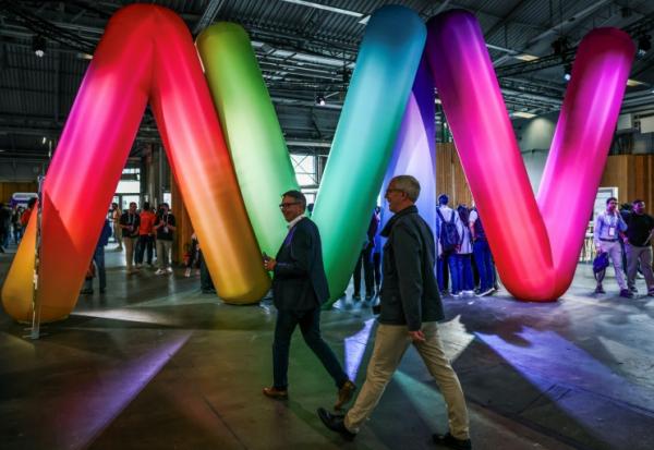 Des visiteurs marchent parmi les stands de la 9e édition du salon VivaTech, à Paris Expo Porte de Versailles, à Paris, le 11 juin 2025