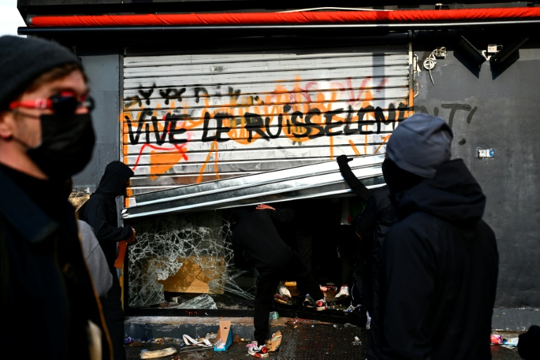 Pillage d'une enseigne Franprix, avec un tag 