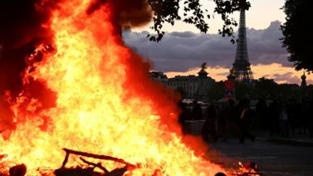 Un incendie à Paris le jour des manifestations "contre la vie chère", avec la tour Eiffel en arrière-plan, le 17 octobre 2026