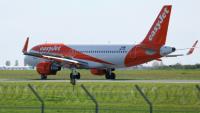 Un avion de la compagnie aérienne EasyJet atterrit à l'aéroport d'Orly, le 6 avril 2026 dans le Val-de-Marne