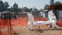 Des agents sanitaires transportent à la morgue du Centre médical évangélique de Nyankunde le corps d’une personne décédée d'Ebola, le 13 juin 2026  en RDC