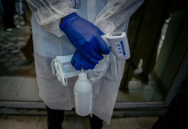 Un agent de santé contrôle les visiteurs qui arrivent au laboratoire Rodolphe Mérieux, de l'Institut national de recherche biomédicale (INRB), le 19 mai 2026 à Goma, en République démocratique du Congo