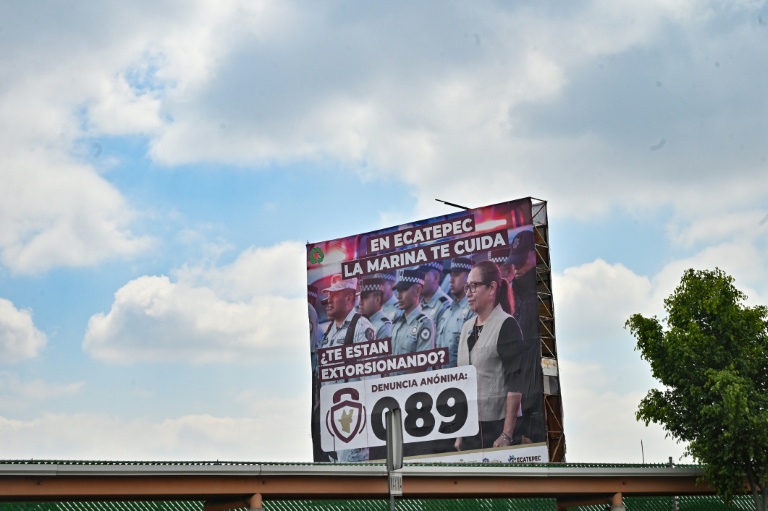 Une affiche gouvernementale encourageant le signalement des cas d'extorsion à Ecatepec, dans l'État de Mexico, le 2 octobre 2025