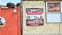Une affiche sur le mur d'une entreprise indique un signe d'affiliation payante à des groupes qui garantissent la sécurité contre l'extorsion à Ecatepec, dans l'État de Mexico, le 2 octobre 2025