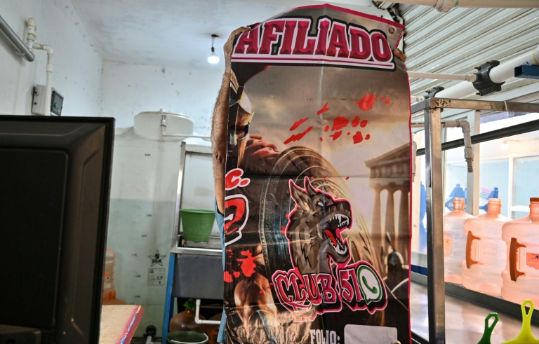 Une affiche sur le stand d'un marché municipal indique une affiliation payante à un groupe privé contre l'extorsion à Ecatepec, dans l'Etat de Mexico, le 2 octobre 2025