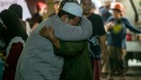Des proches des écoliers disparus se confortent pendant que les opérations de recherche et de sauvetage se poursuivent à l'internat islamique Al Khoziny à Sidoarjo, dans la province de Java oriental, le 1er octobre 2025
