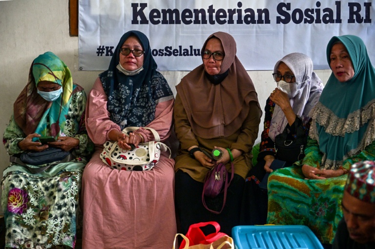 Des proches des écoliers disparus se rassemblent alors que les opérations de recherche et de sauvetage se poursuivent à l'internat islamique Al Khoziny à Sidoarjo, dans la province de Java oriental, le 1er octobre 2025