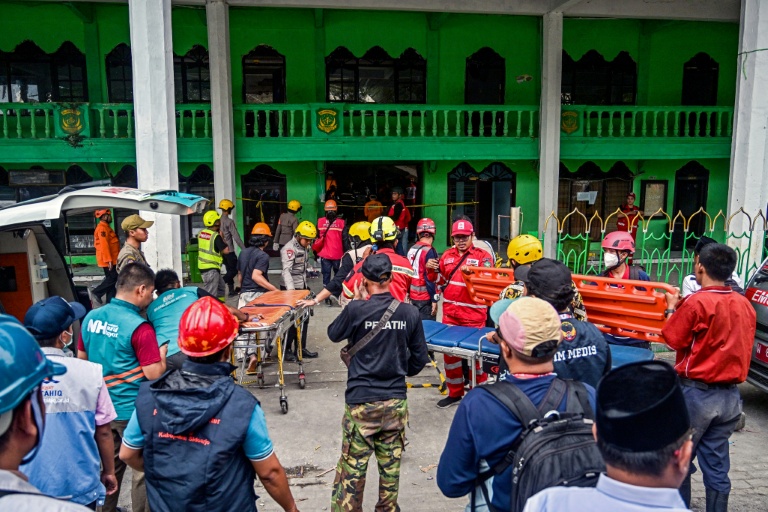 Des secourites recherchent des survivants sur le site de l'école islamique Al Khoziny effondrée à Sidoarjo, dans la province de Java oriental, le 30 septembre 2025