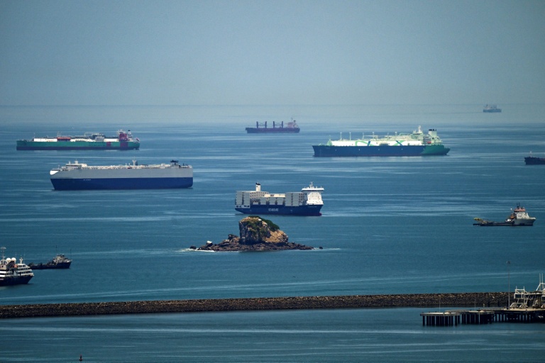 Des cargos attendent pour traverser le canal de Panama, le 21 avril 2026 à Panama