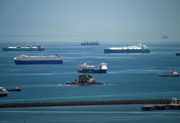 Des cargos attendent pour traverser le canal de Panama, le 21 avril 2026 à Panama