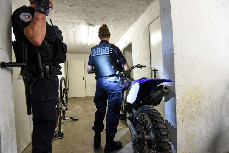 Des policiers français inspecte des mobylettes dans le cadre d'une opération anti-rodéos urbains, à Nantes, le 11 août 2022