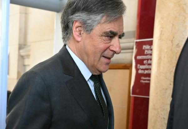 L'ancien Premier ministre François Fillon arrive à la Cour d'appel pour l'examen de sa condamnation pour corruption dans le cadre d'un scandale de "d'emplois fictifs", au Palais de Justice de Paris, le 29 avril 2025