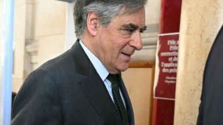 L'ancien Premier ministre François Fillon arrive à la Cour d'appel pour l'examen de sa condamnation pour corruption dans le cadre d'un scandale de "d'emplois fictifs", au Palais de Justice de Paris, le 29 avril 2025