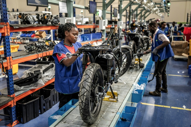 Assemblage de motos électriques sur une chaîne de montage au centre de production de Spiro, la plus grande entreprise de véhicules électriques d'Afrique, le 22 mai 2026 à Nairobi, au Kenya
