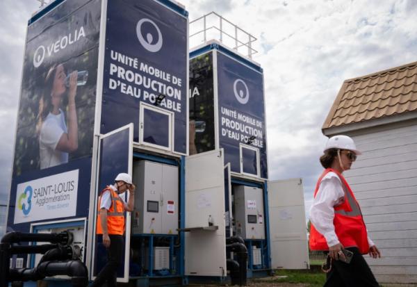Des unités mobiles de traitement de la pollution aux PFAS dans l'eau fournie par Veolia à Bartenheim, le 4 septembre 2025 dans le Haut-Rhin