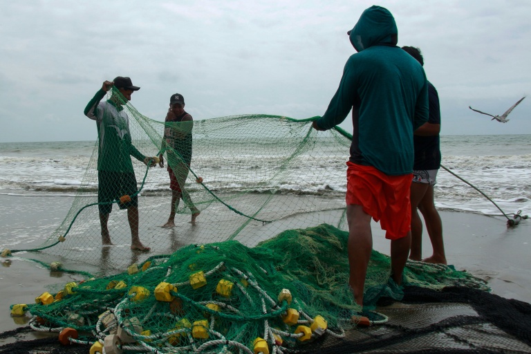 Des pêcheurs manipulent des filets à Santa Elena, en Equateur, le 18 septembre 2026 