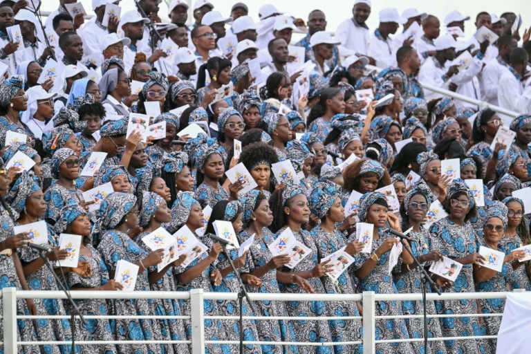 Des fidèles attendent l'arrivée du pape Léon XIV qui doit célébrer une messe de plein air à Kilamba, en Angola, le 19 avril 2026