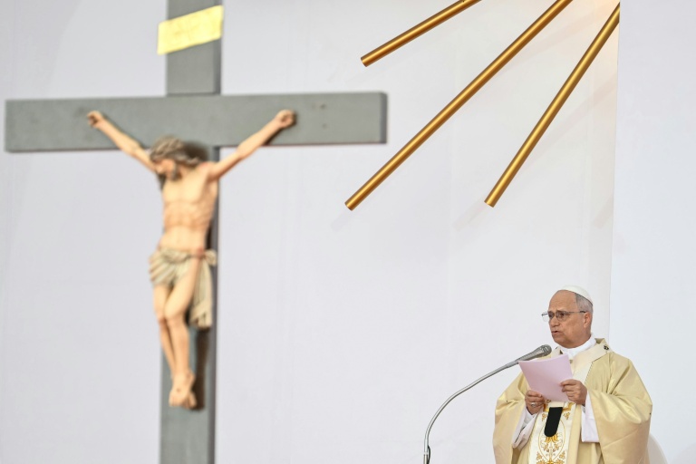 Le pape Léon XIV célèbre une messe de plein air à Kilamba, en Angola, le 19 avril 2026
