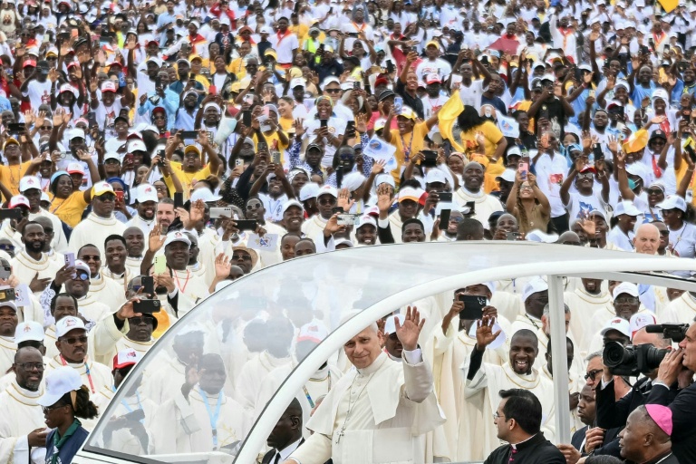 Le pape Léon XIV salue la foule depuis la papamobile à son arrivée à Kilamba, en Angola, le 19 avril 2026.
