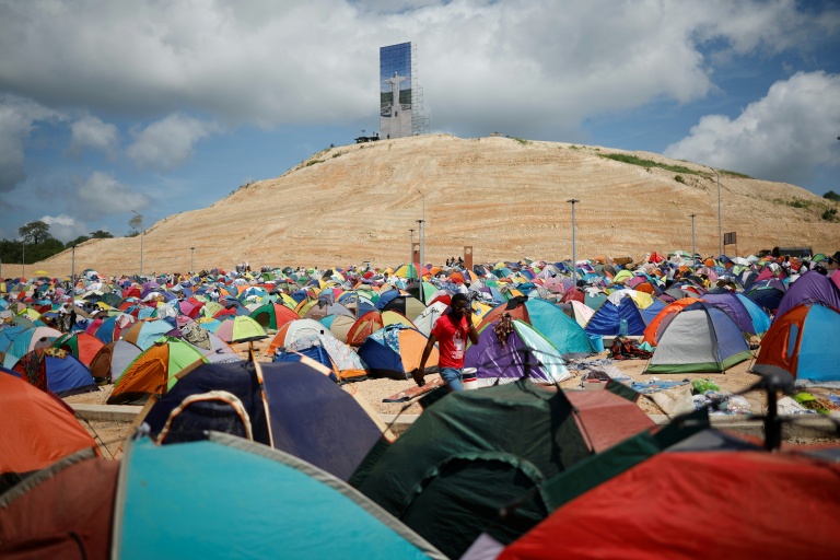 Vue générale d'un campement qui réunit des fidèles catholiques à l'occasion de la visite du pape Léon XIV en Angola, le 19 avril 2026