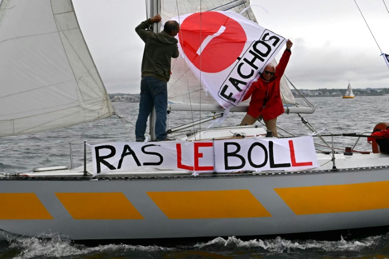 Manifestation maritime contre le milliardaire Vincent Bolloré, appelée par les collectifs