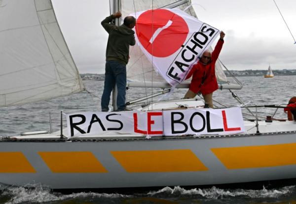 Manifestation maritime contre le milliardaire Vincent Bolloré, appelée par les collectifs "Les Soulèvements de la Terre" et "Levez les Voiles", au large de Concarneau (Finistère), le 24 mai 2025