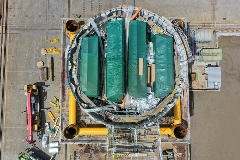 Un centre de données qui va être immergé en mer, développé par la société Highlander, est assemblé sur un chantier naval à Nantong, en Chine, le 11 septembre 2025
