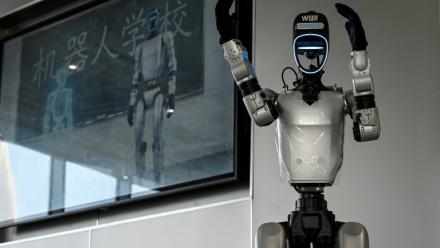 Le robot Wuji, fabriqué par Unitree, accueille des visiteurs pour une visite de l'école de robotique de Hangzhou, située dans la province du Zhejiang, dans l'est de la Chine, le 4 août 2026