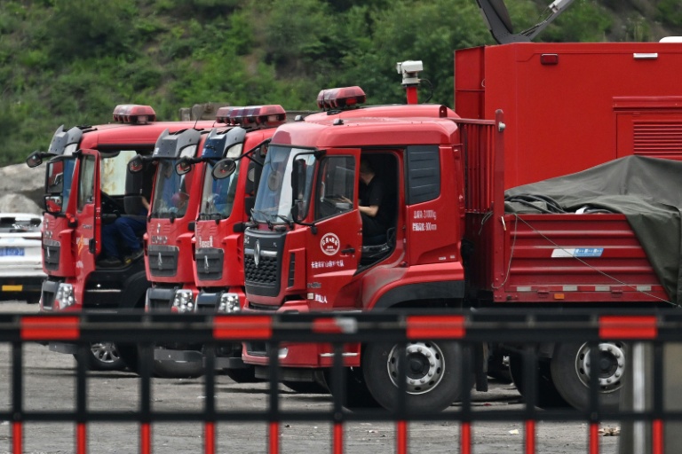 Des véhicules de secours stationnés devant l'entrée de la mine de charbon de Liushenyu, où un coup de grisou dévastateur a fait au moins 82 morts, le 24 mai 2026 dans le district administratif de Qinyuan, dans la province chinoise septentrionale du Shanxi