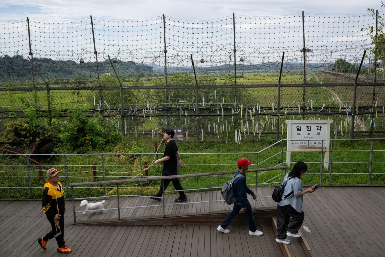 Des visiteurs dans le parc d'Imjingak, près de la zone démilitarisée (DMZ) séparant la Corée du Sud et la Corée du Nord, le 12 septembre 2026 à Paju