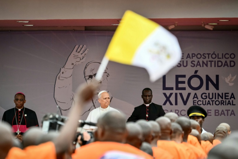Le pape Léon XIV (au centre) se tient devant des détenus réunis pour sa visite à la prison de Bata, en Guinée équatoriale, le 22 avril 2026