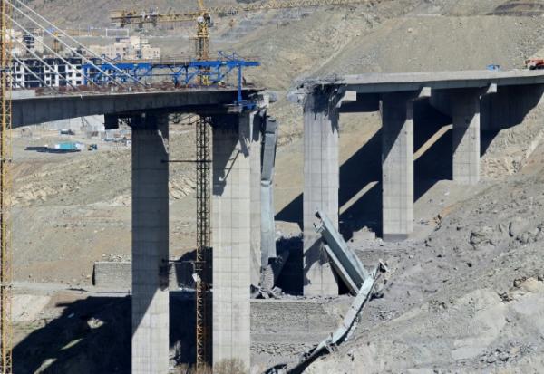 Le pont B1 détruit à Karaj, au lendemain d'une frappe américaine, le 3 avril 2026 en Iran