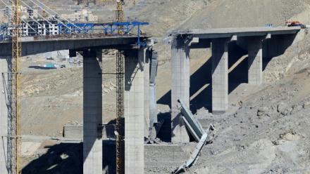 Le pont B1 détruit à Karaj, au lendemain d'une frappe américaine, le 3 avril 2026 en Iran