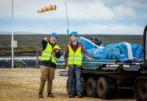 Le pilote Padraic Doherty, assisté par Jacob Hamilton, stagiaire, prépare le lancement d'un cerf-volant qui produit de l'électricité, à Bangor Erris, en Irlande, le 18 juillet 2025