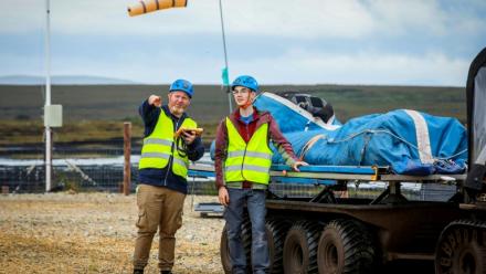 Le pilote Padraic Doherty, assisté par Jacob Hamilton, stagiaire, prépare le lancement d'un cerf-volant qui produit de l'électricité, à Bangor Erris, en Irlande, le 18 juillet 2025