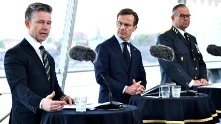 Le ministre suédois de la Défense Pål Jonson (à gauche), le Premier ministre suédois Ulf Kristersson (centre) et le chef d’état-major des armées de la Suède, Michael Claesson, lors d'une conférence de presse à Stockholm, le 19 mai 2026