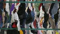 En pleine crise de la filière, une campagne incite à déposer tous les textiles usagés en bornes