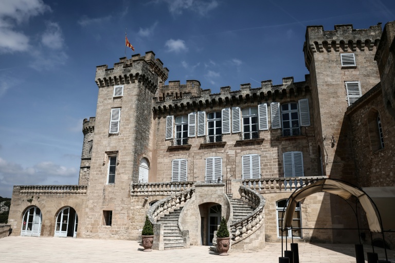 Le château de La Barben, qui abrite le parc à thème 