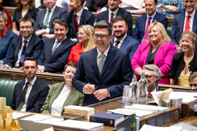 Photo diffusée par le Parlement britannique de Andy Burnham (au centre), nouveau député du Parti travailliste de Makerfield, à la suite de sa victoire lors de l'élection partielle, à la Chambre des communes à Londres, le 22 mai 2026