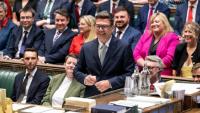 Photo diffusée par le Parlement britannique de Andy Burnham (au centre), nouveau député du Parti travailliste de Makerfield, à la suite de sa victoire lors de l'élection partielle, à la Chambre des communes à Londres, le 22 mai 2026