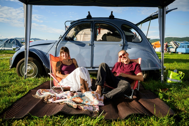 Jamie et son compagnon Mike venus de Hambourg pour participer au 25e rassemblement mondial des amis de 2CV, le 30 juillet 2025 à Postojna en Slovénie