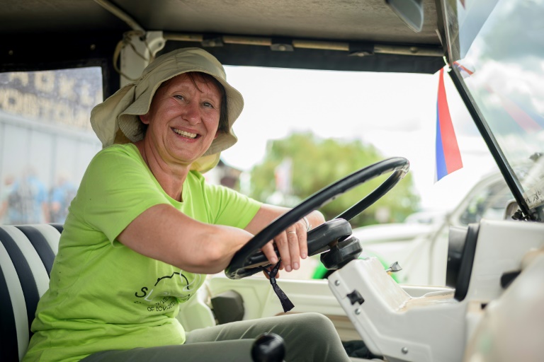 Karmen Uglesic, l'une des organisatrices du 25e rassemblement mondial de 2CV, le 30 juillet 2025 à Postojna en Slovénie