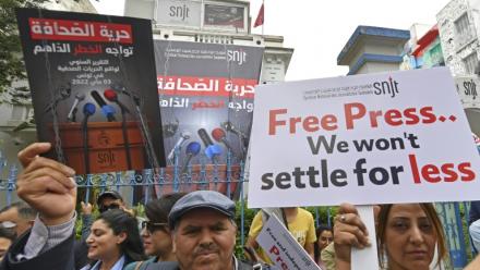 Manifestation exigeant la liberté de la presse devant le Syndicat national des journalistes tunisiens (SNJT) à Tunis, le 5 mai 2022