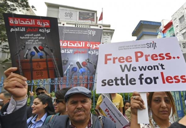 Manifestation exigeant la liberté de la presse devant le Syndicat national des journalistes tunisiens (SNJT) à Tunis, le 5 mai 2022