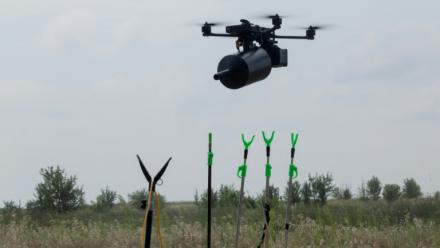 Un drone FPV, lors de vols test dans un lieu tenu secret en Ukraine, le 10 juillet 2025 