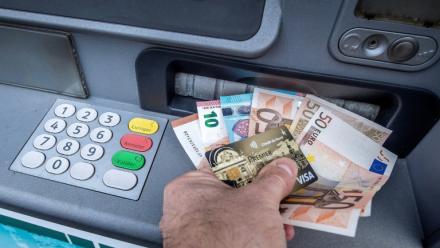 1.500 distributeurs automatiques de billets ont été supprimés en 2024, selon la Banque de France