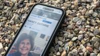 Une photo de Nancy Guthrie, mère de la journaliste amériaine Savannah Guthrie, diffusée sur le site Internet du FBI après sa disparition de son domicile le 1er février 2026, vue sur un téléphone portable, le 10 février 2026 à Tucson, en Arizona